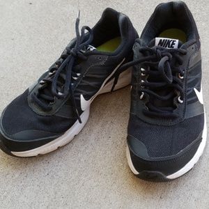 Nike Air athletic shoe 6 1/2 m black w/white